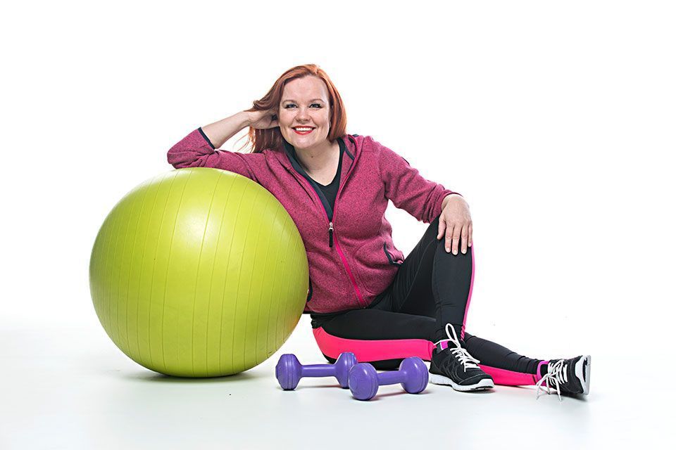 Nainen harjoitusvälineineen