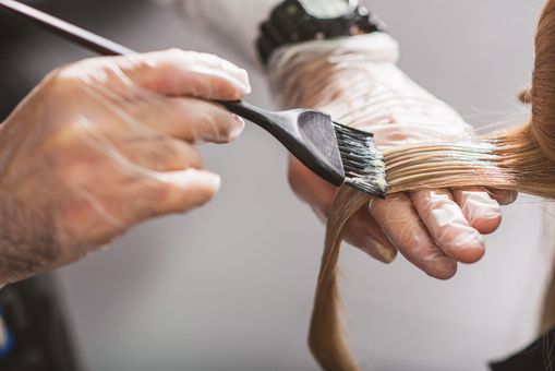 Regale voller unzähliger Tuben Haarfärbemittel in verschiedenen Farbtönen.