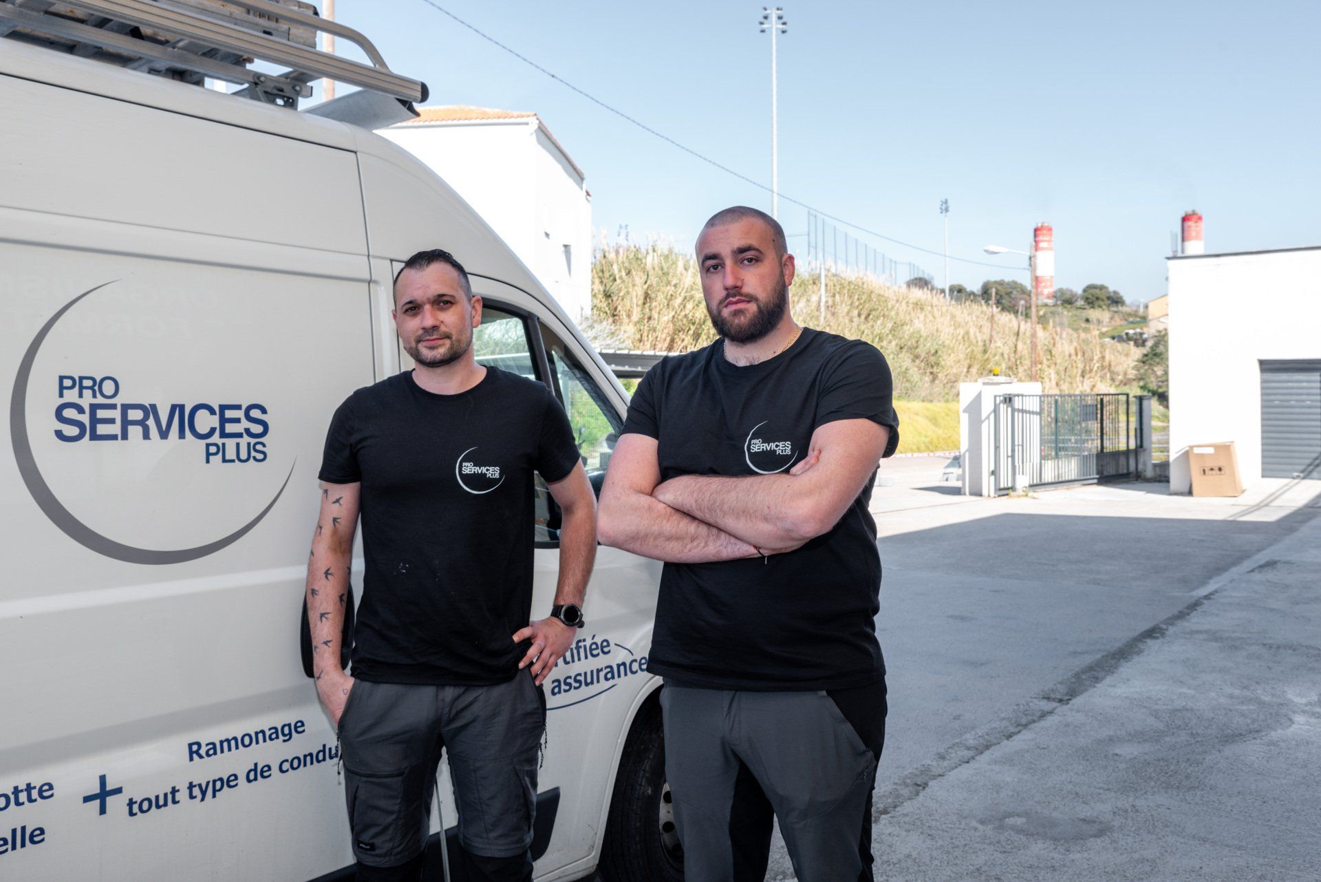 Deux membres de Pro Services Plus à côté du fourgon de l'entreprise