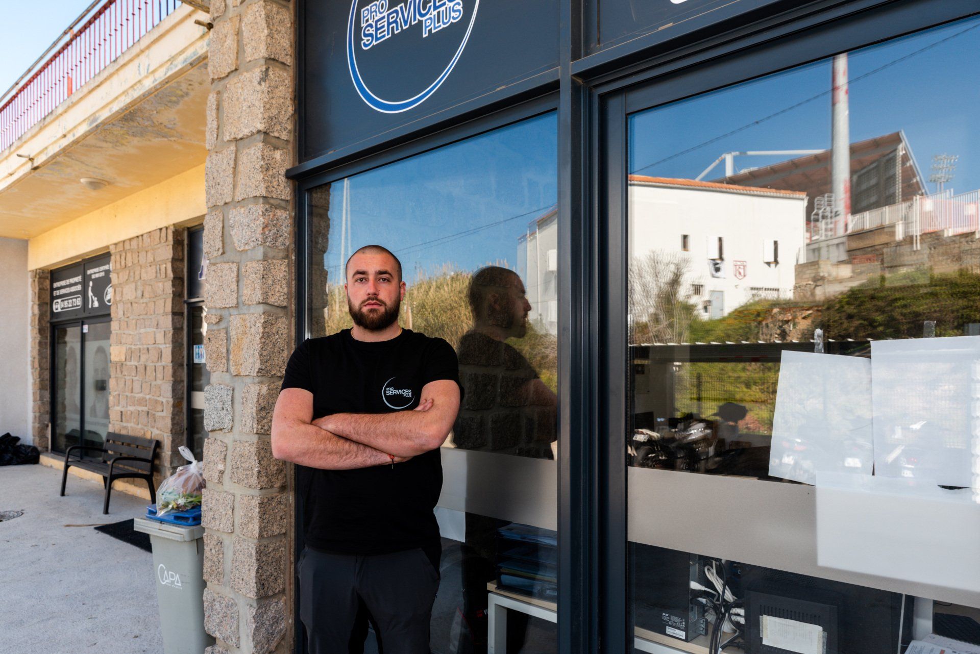 Membre de Pro Services Plus devant l'entreprise