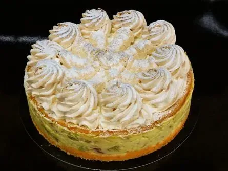 Schokoladenkuchen mit weißen und grünen Zuckergusswirbeln und Schokoladenglasur