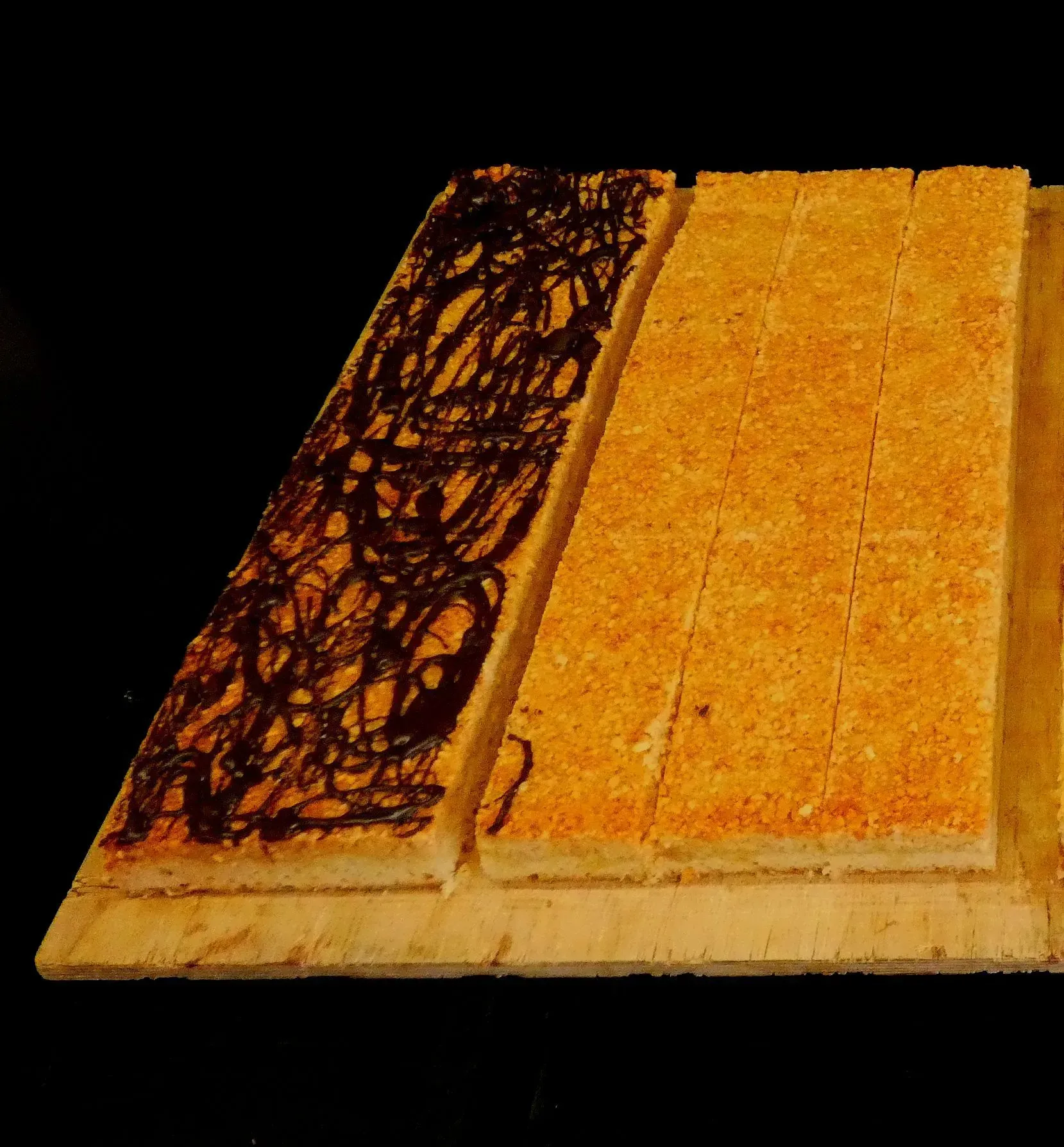 Offenes Buch mit vergilbten Seiten und einem dunklen Zierstreifen auf der linken Seite