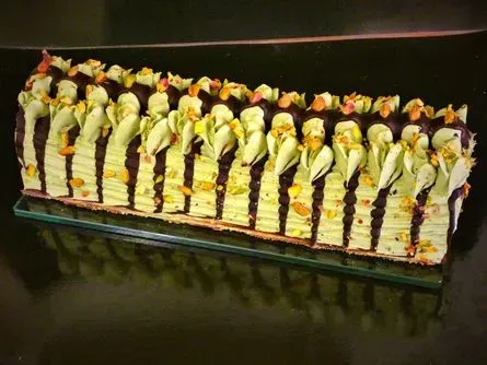 Reihe identischer gelb-schwarzer mechanischer Figuren auf einem reflektierenden schwarzen Sockel