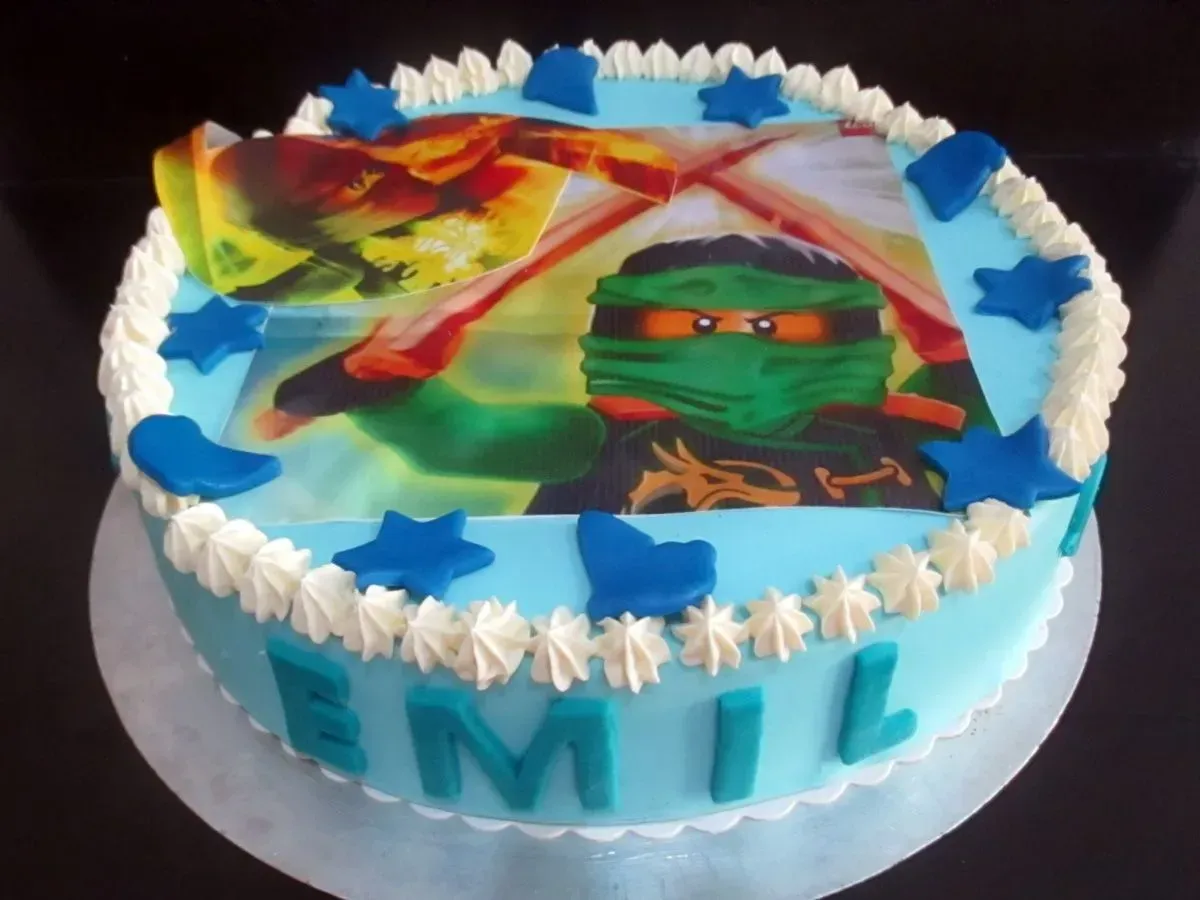 Geburtstagstorte mit Motiven der Teenage Mutant Ninja Turtles, blauer Zuckerguss und grüner Figurenfigur.