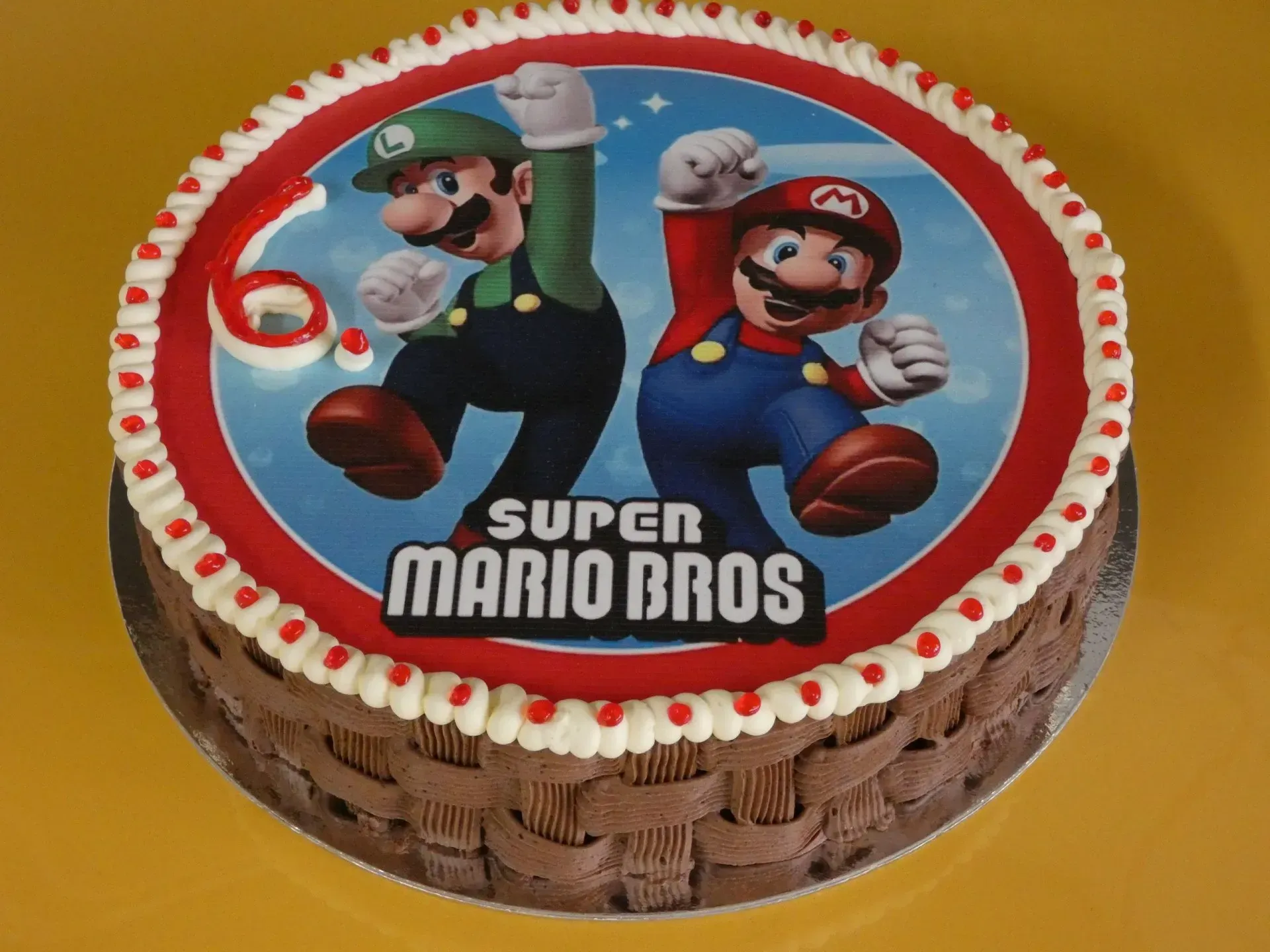 Geburtstagstorte im Super Mario Bros.-Stil mit Mario und Luigi auf blauem Hintergrund