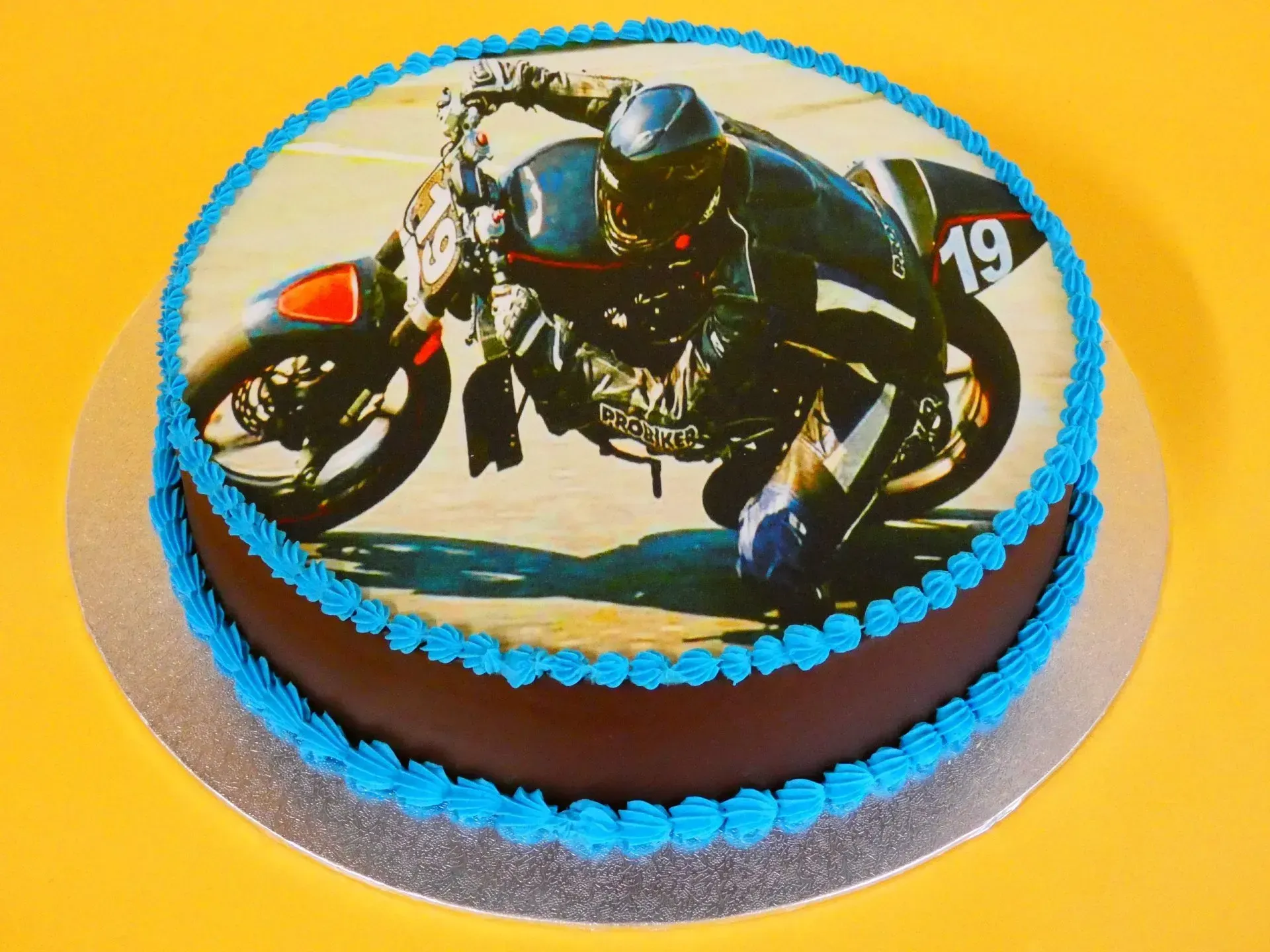 Motorradrennkuchen mit Fahrerbild und blauem Zuckergussrand