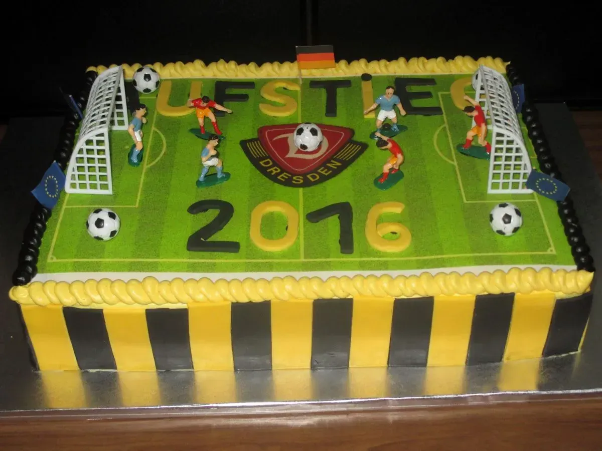Grüner Kuchen mit Fußballmotiven, Spielern, Toren und der Aufschrift „FSTE 2016“ obenauf