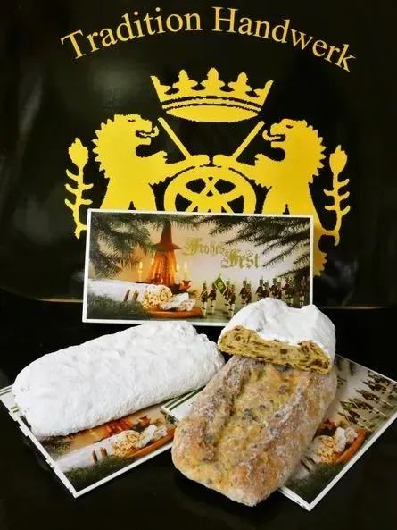 Bäckereiverpackung mit goldenem Logo und zwei einzeln verpackten Gebäckstücken auf dekorativen Karten