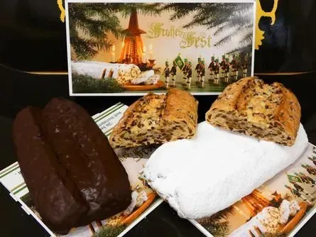 Verschiedene Backwaren auf Tablett, dunkle Brote, Brötchen, Körnergebäck, festlicher Hintergrund