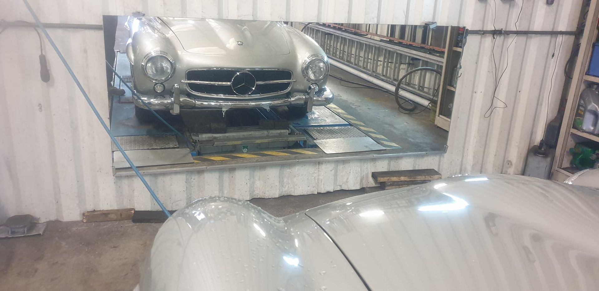 Une voiture ancienne de la marque Mercedes.