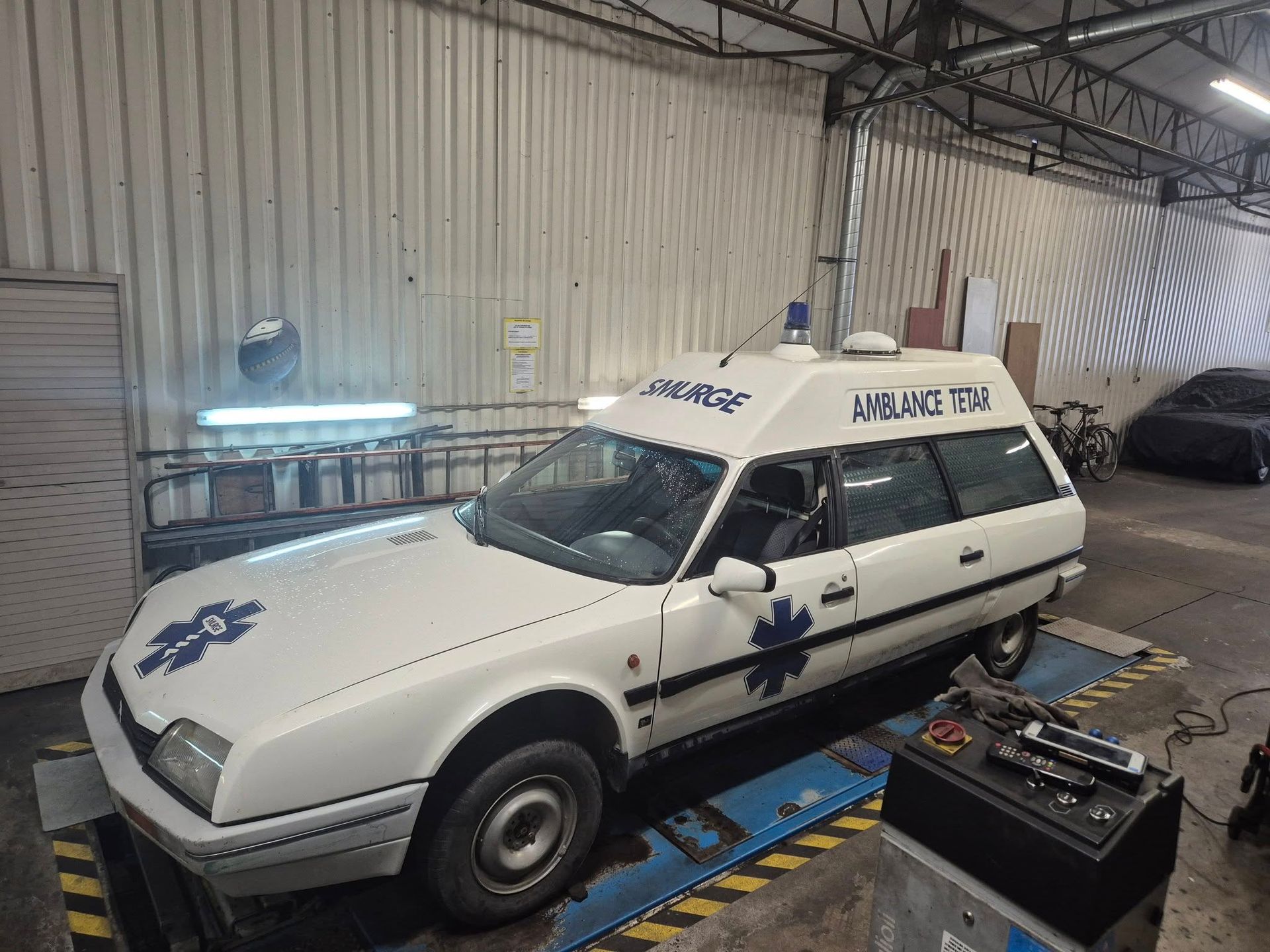 Une ambulance blanche.