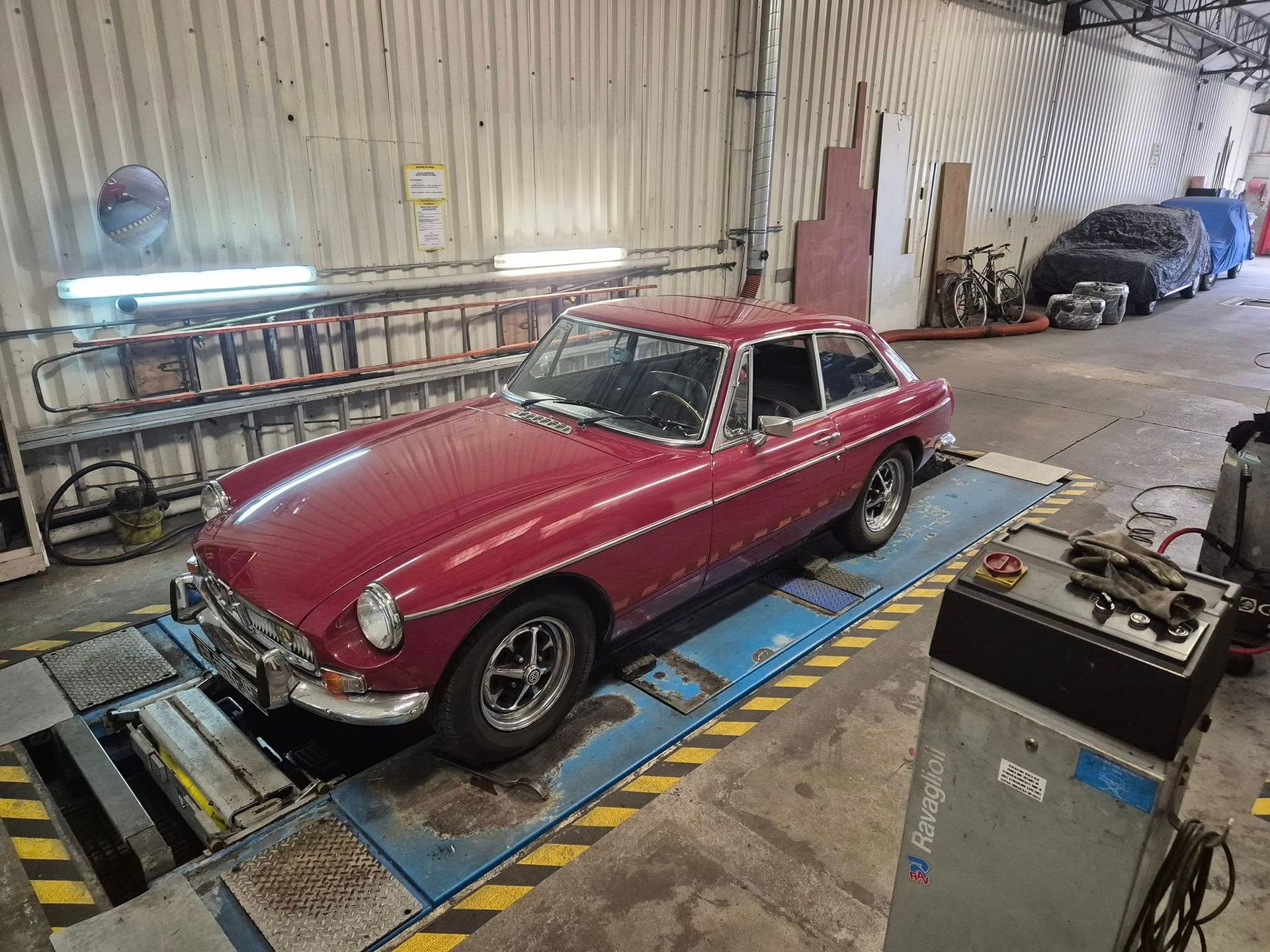 Une voiture de collection de couleur bordeaux.