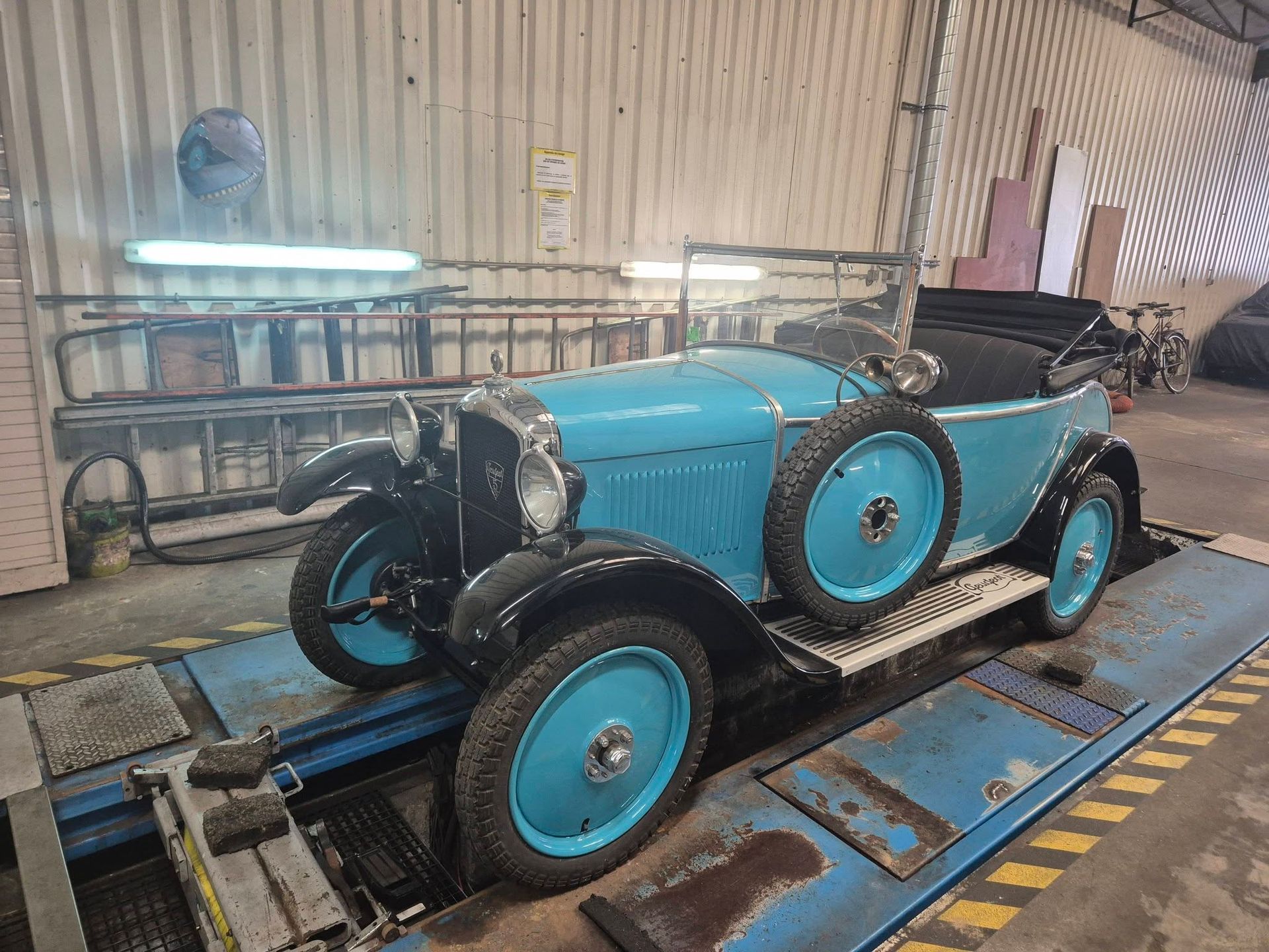 Une voiture ancienne bleue.