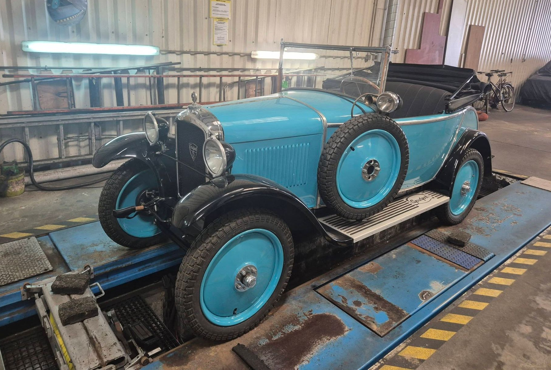 Une voiture de collection bleu ciel.