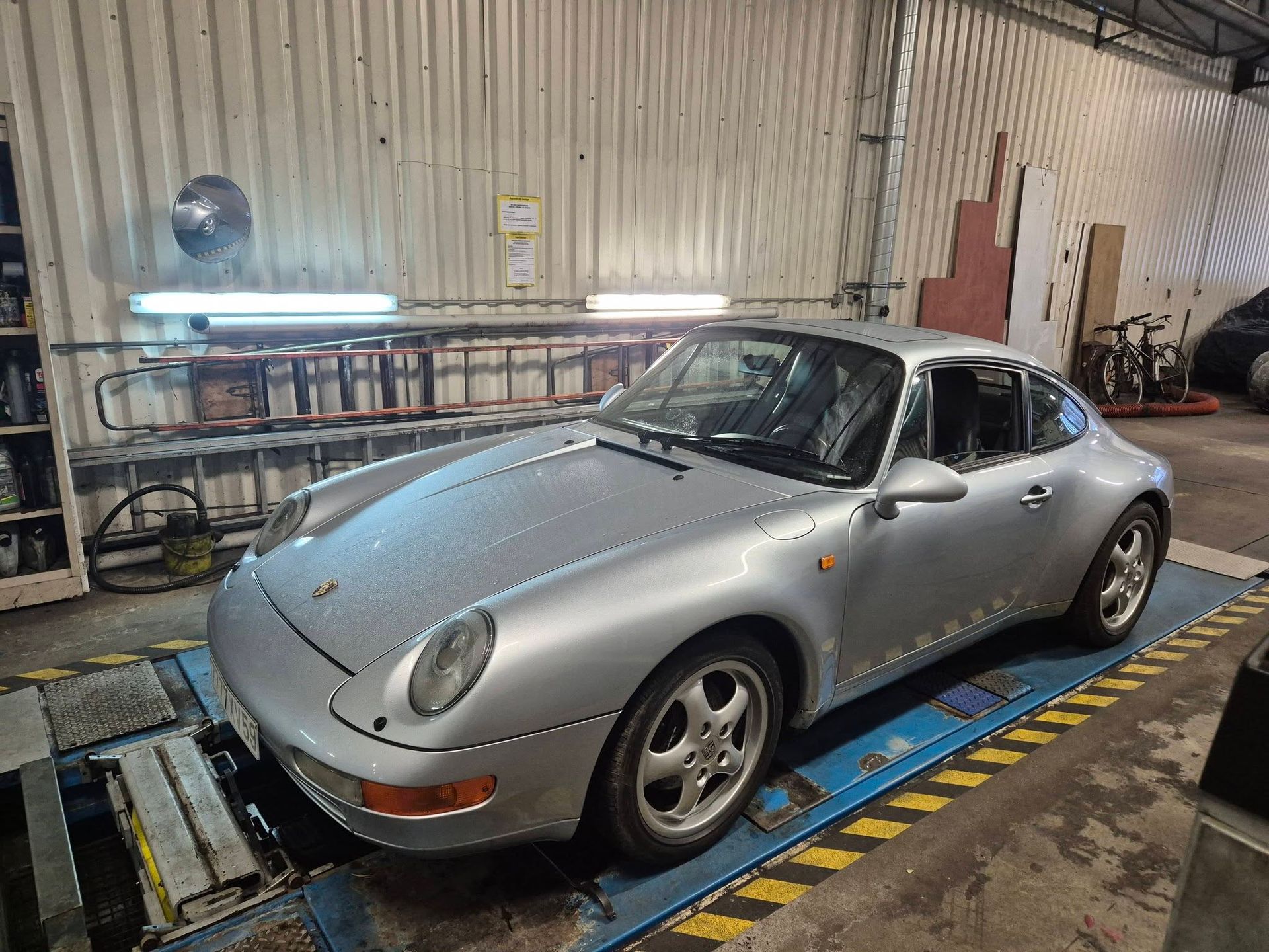 Une voiture grise de la marque Porsche.
