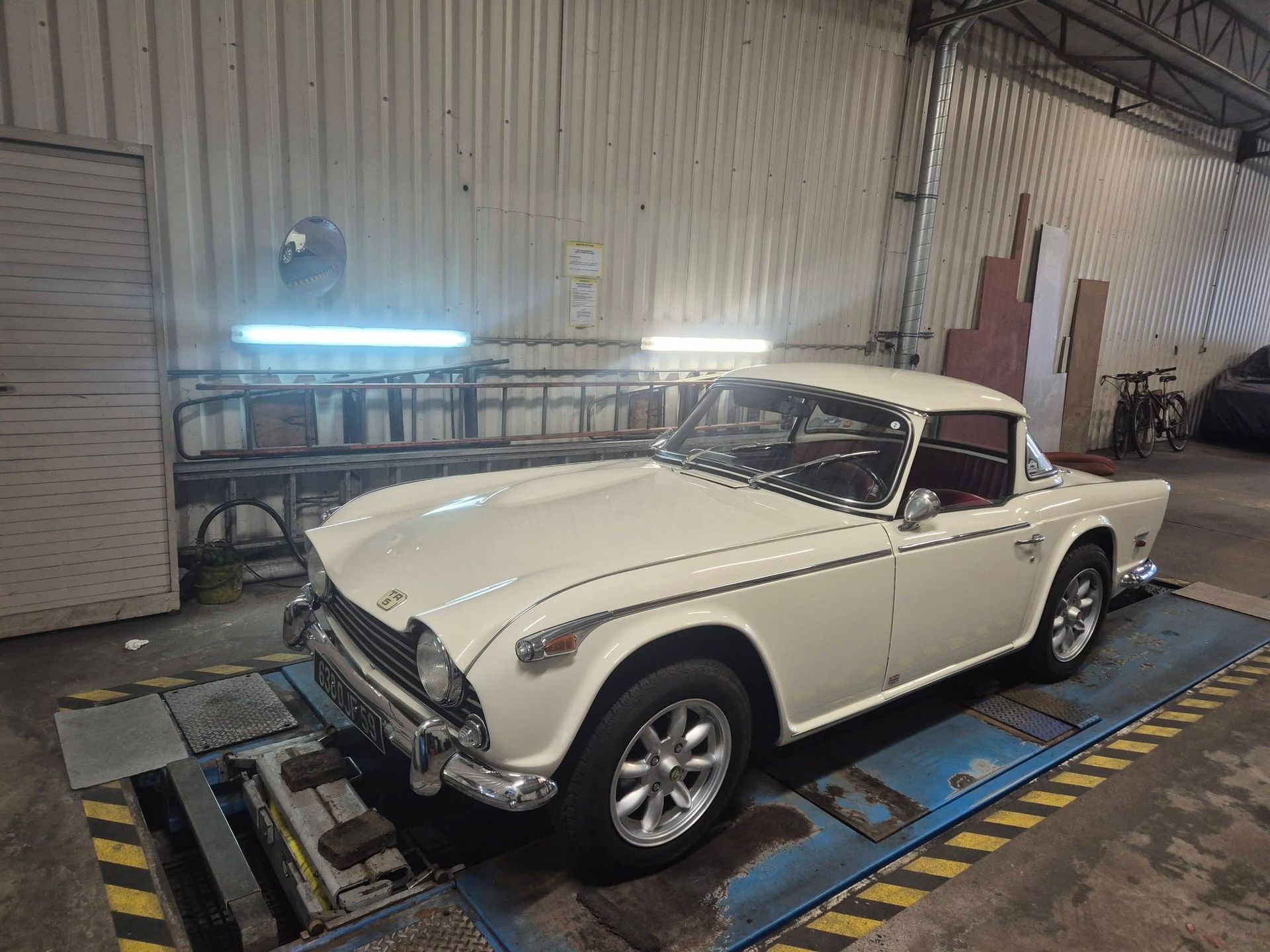 Une voiture ancienne blanche.