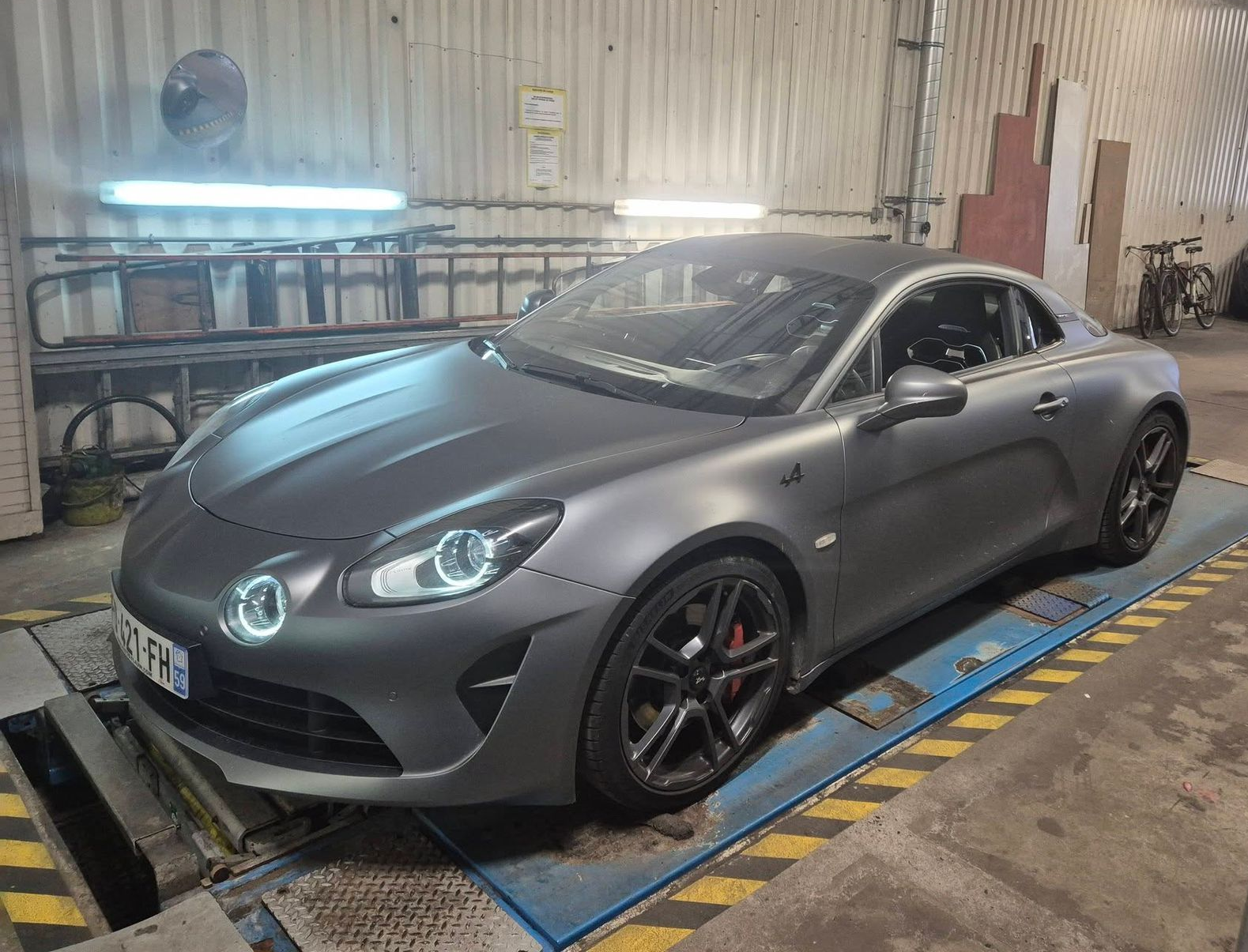 Une voiture de sport grise.