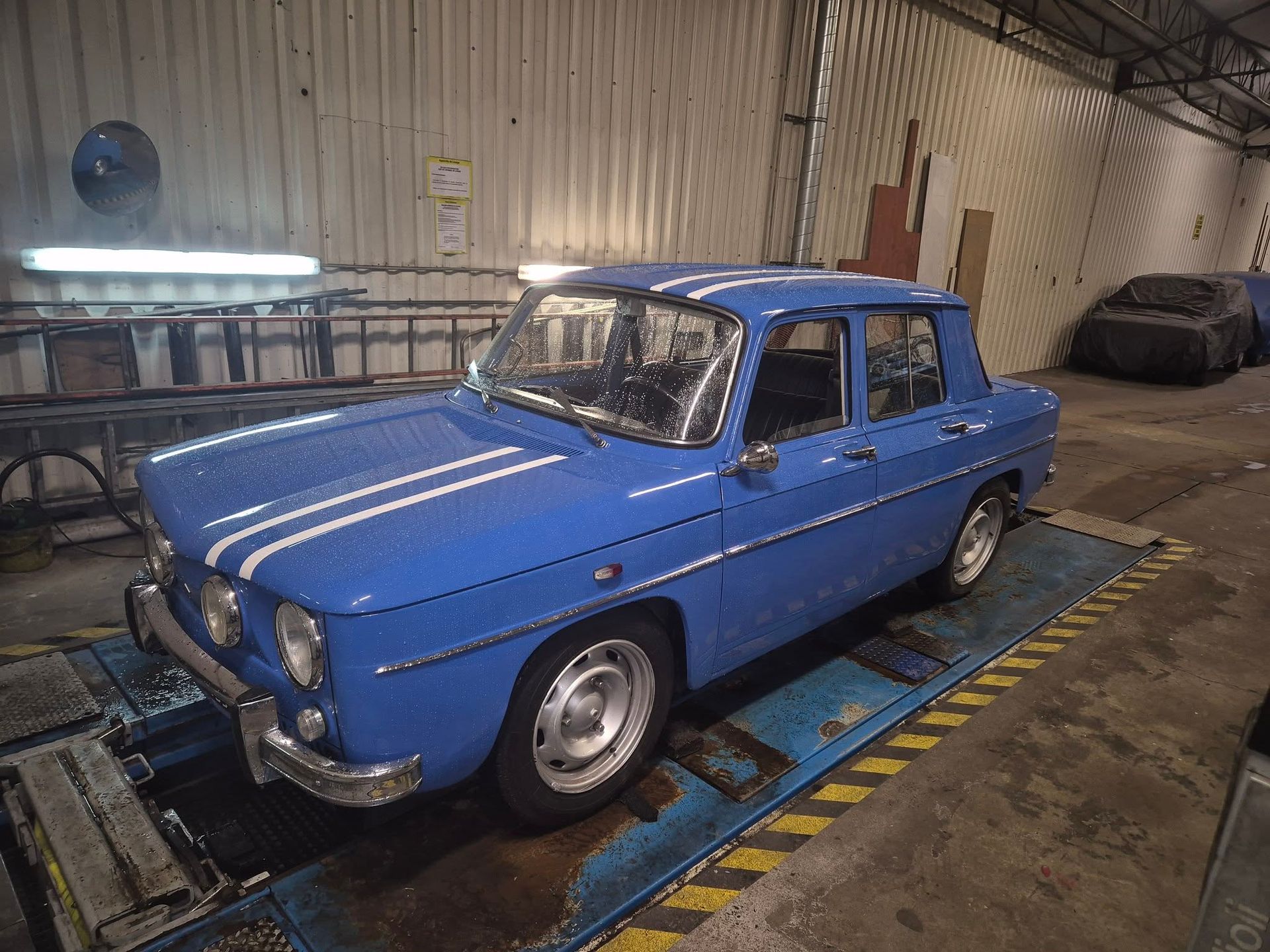 Une voiture bleue avec des lignes blanches.