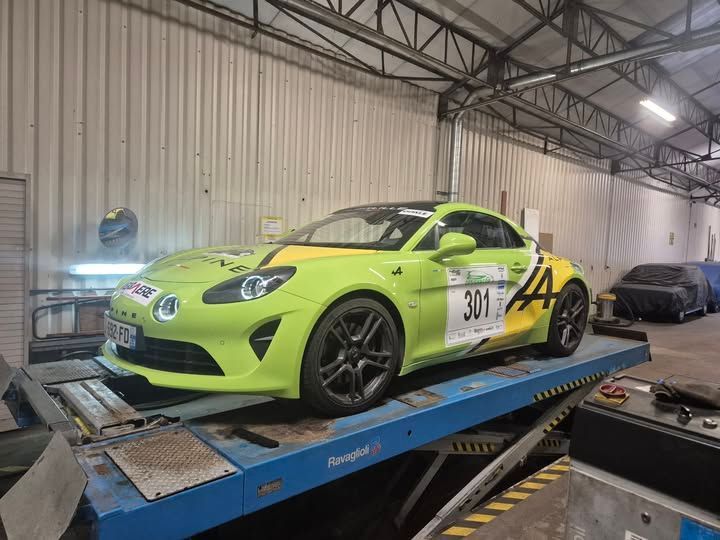 Une voiture de course vert fluo.