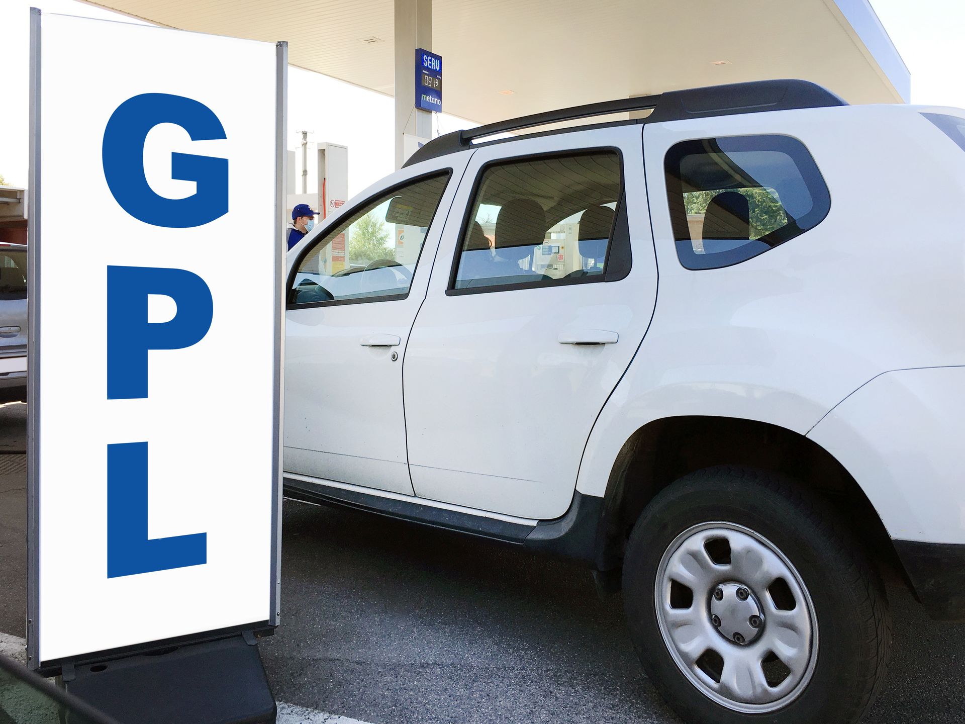 Un véhicule blanc et une pancarte GPL.