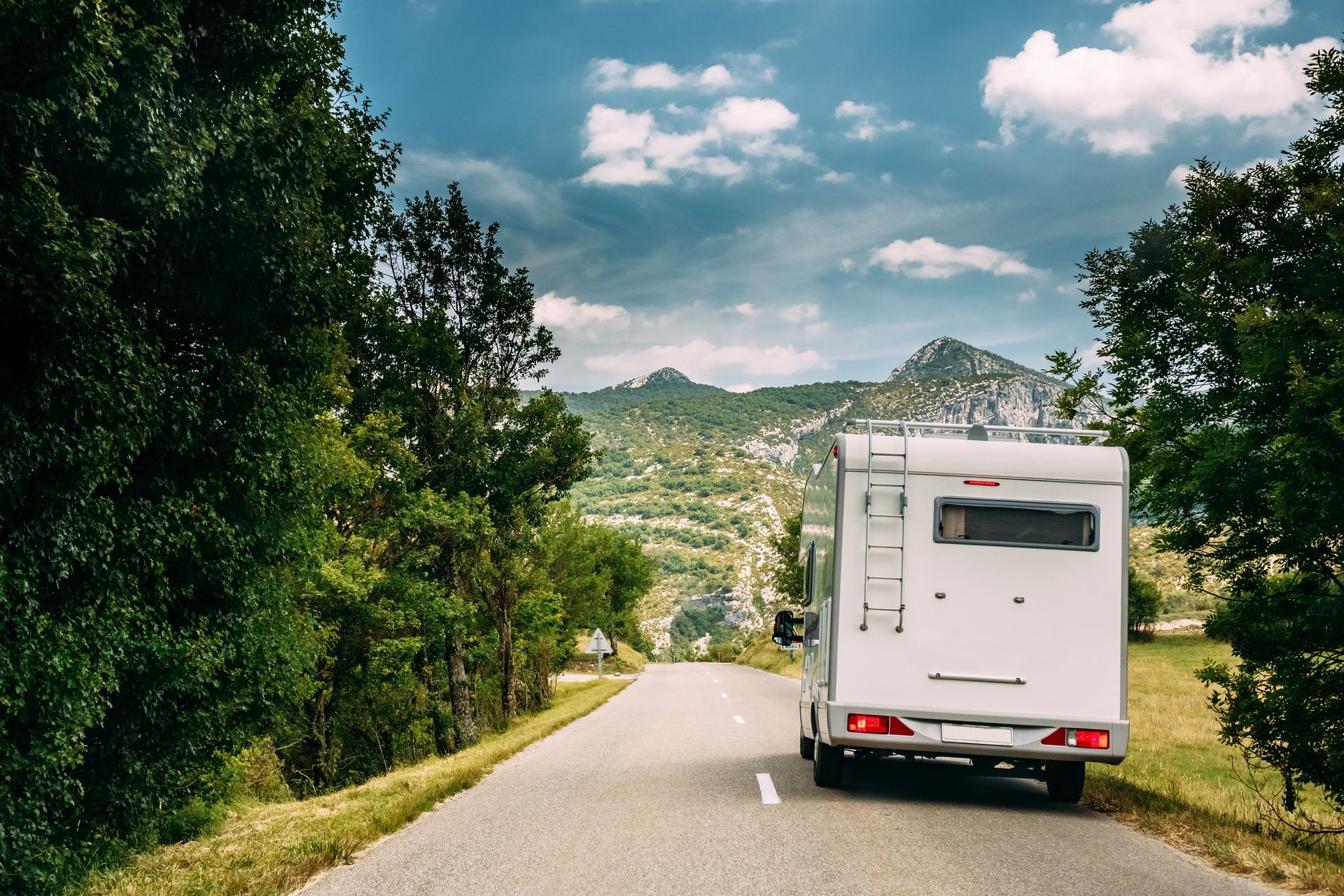 Un camping-car sur la route.
