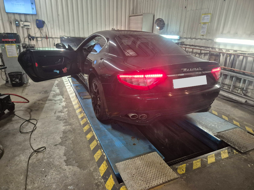 Une voiture noire de la marque Maserati.