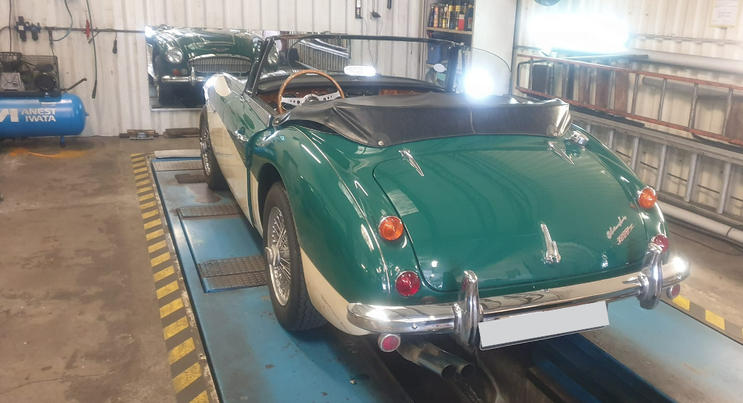 Une voiture de collection verte.