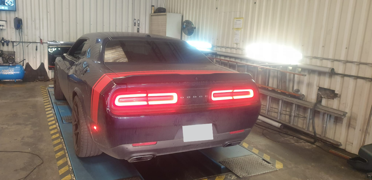 Une voiture avec les phares arrière allumés.