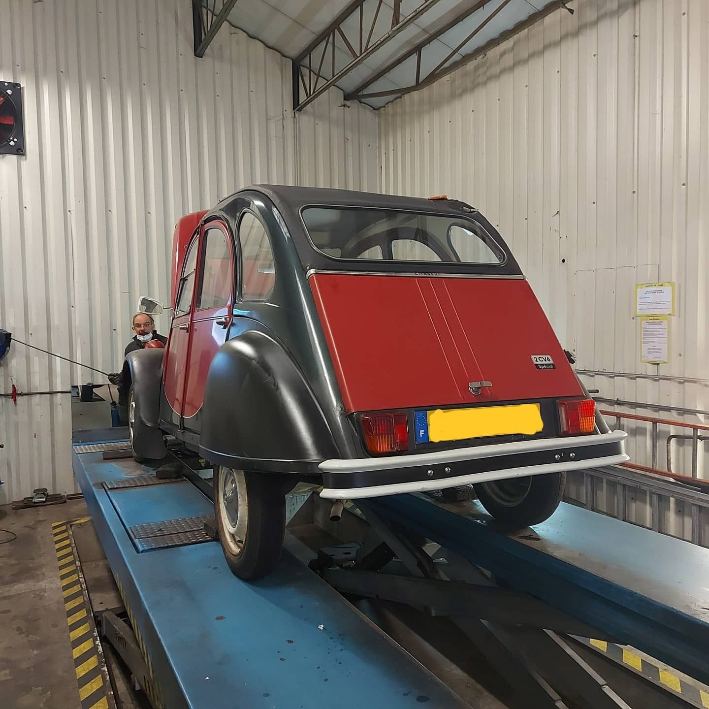 Une voiture ancienne noire et rouge.