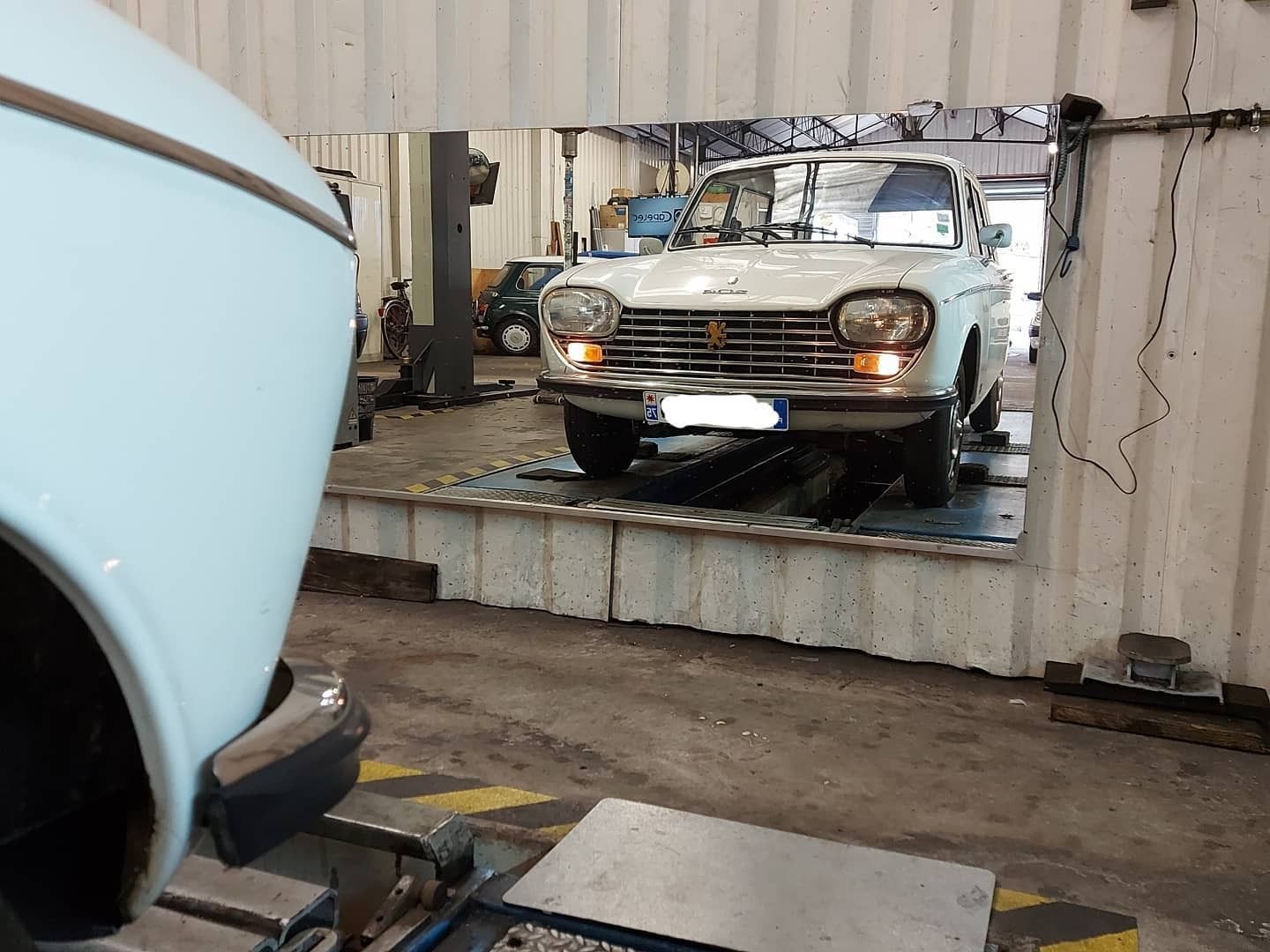 Une voiture ancienne blanche.