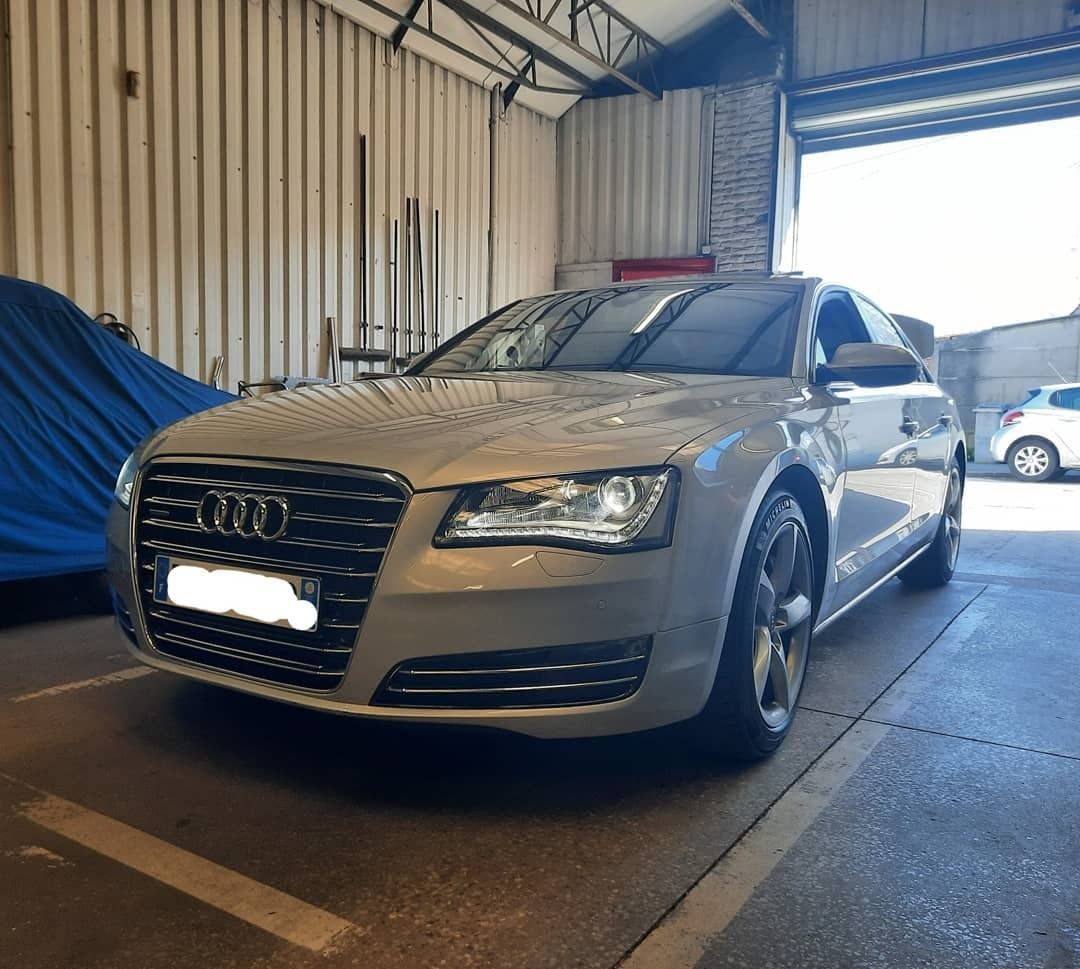 Une voiture grise de la marque Audi.