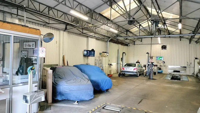 L'intérieur du hangar de Centre Auto Contrôle.