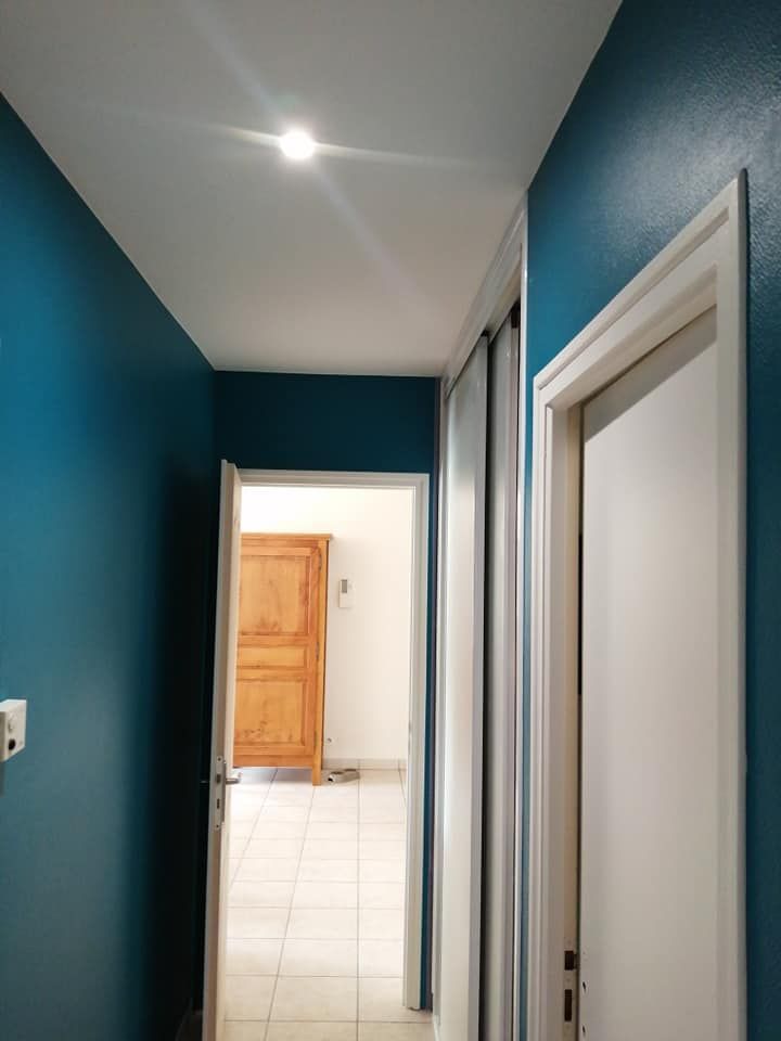 Photo d'un couloir peint en bleu