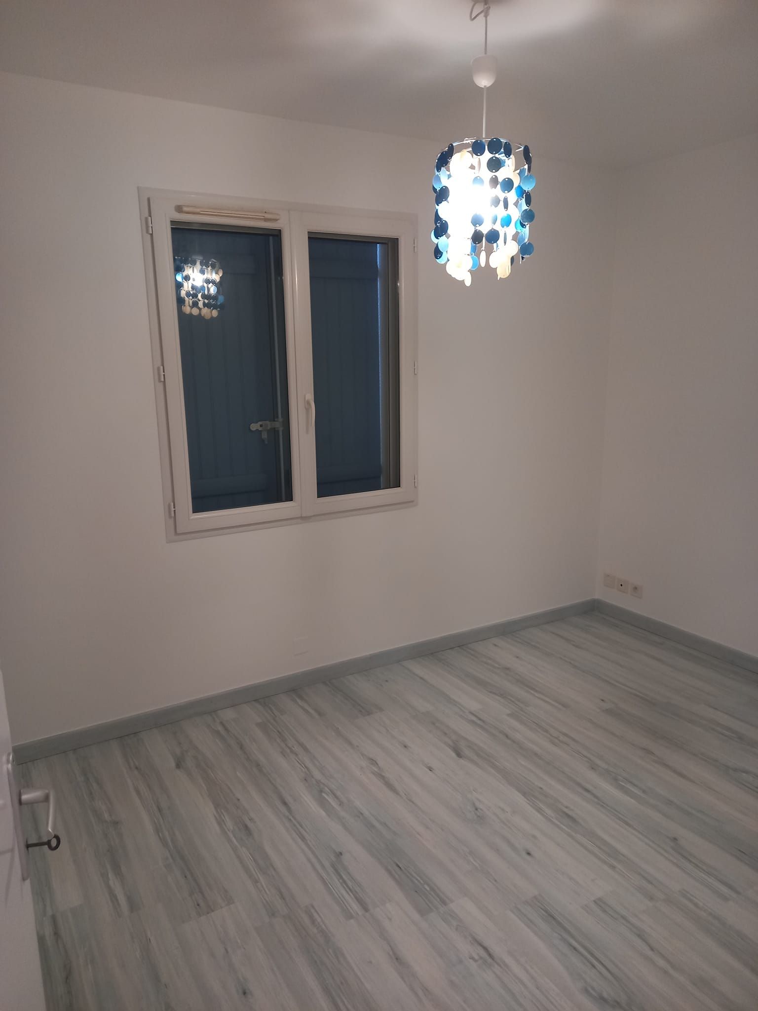 Photo d'une pièce peinte en blanc