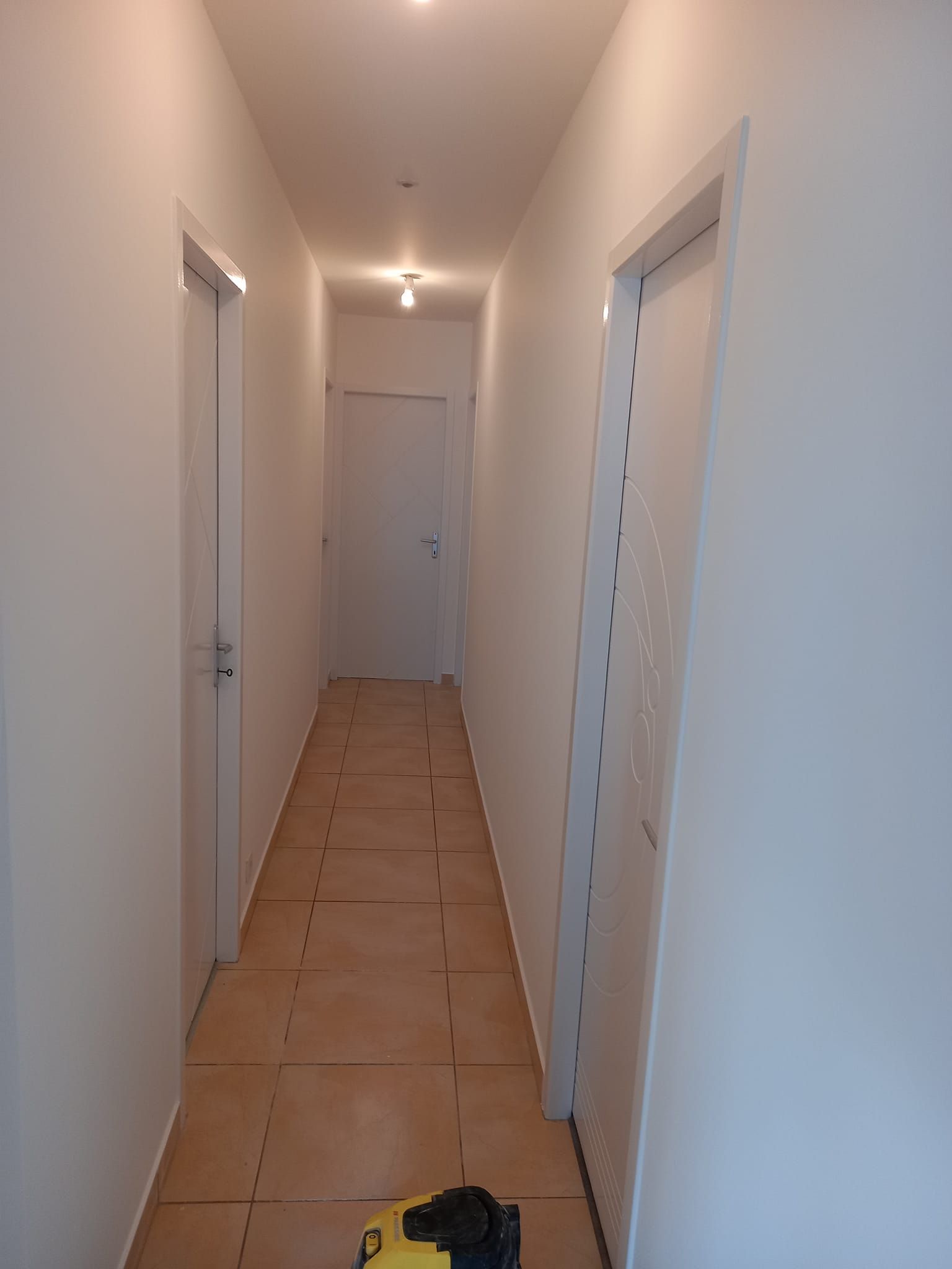 Photo d'un couloir peint en blanc