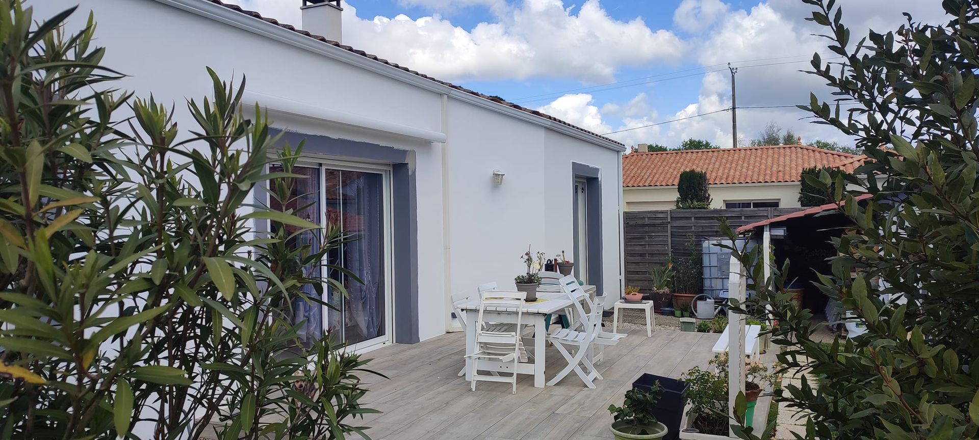 Photo de la façade d'une maison avec le contour des ouvertures gris