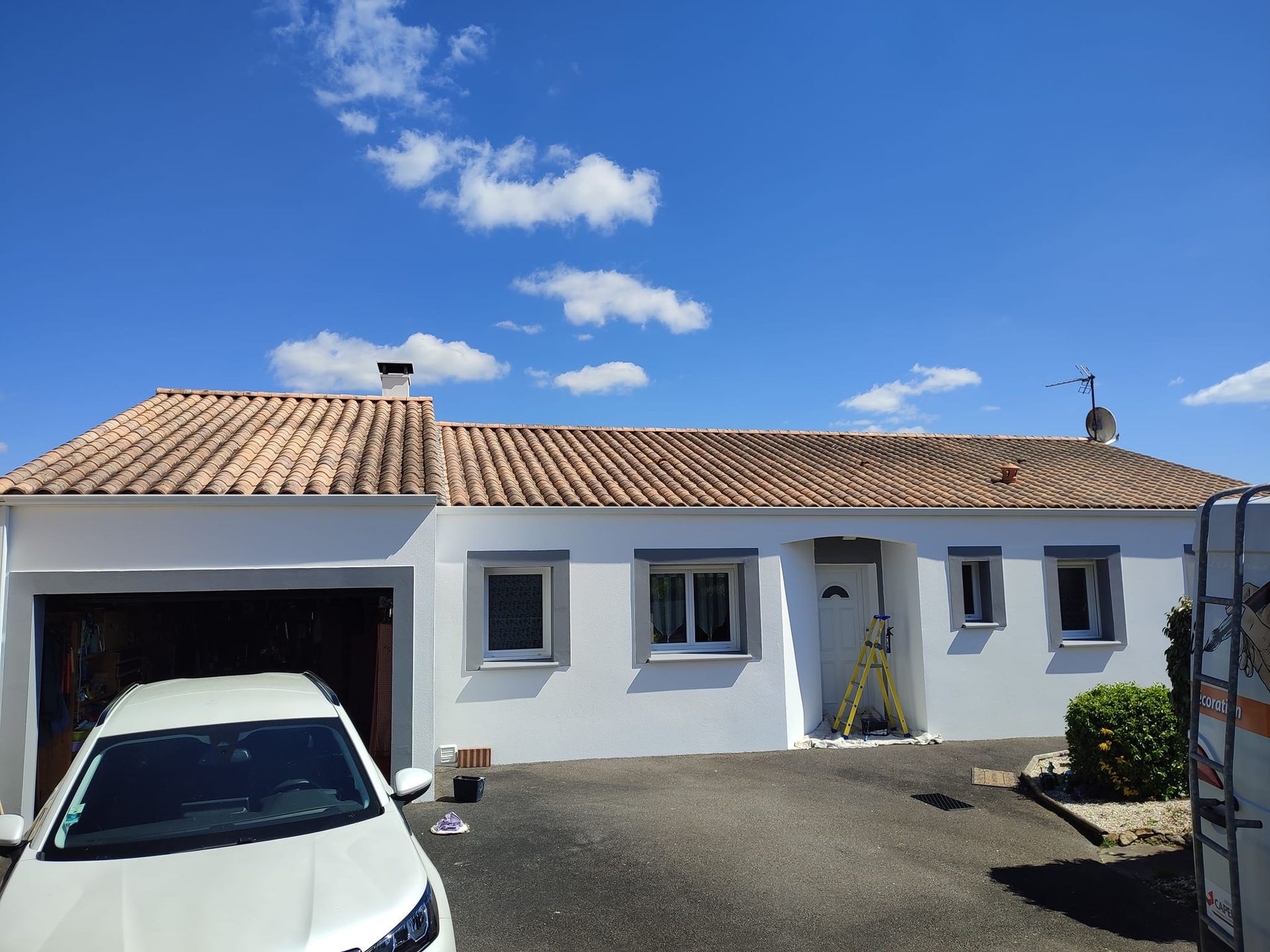 Photo de la façade d'une maison avec une voiture devant