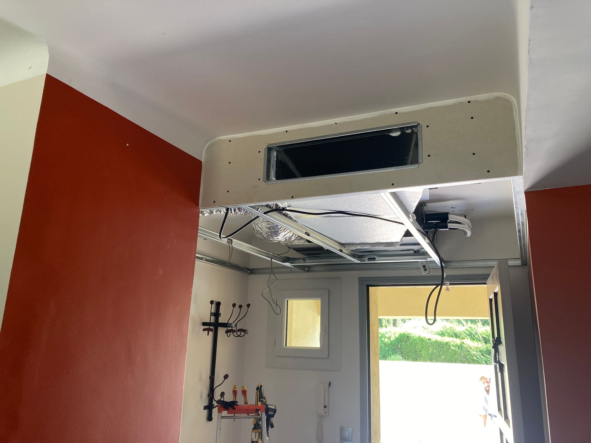 Conduit au-dessus d'une fenêtre