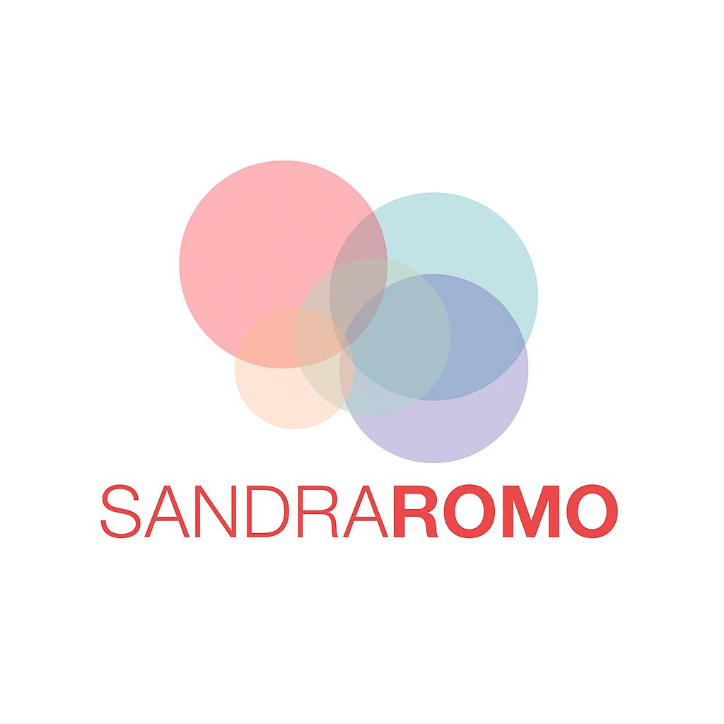 Logotipo: texto "SANDRA ROMO" debajo de círculos pastel superpuestos.