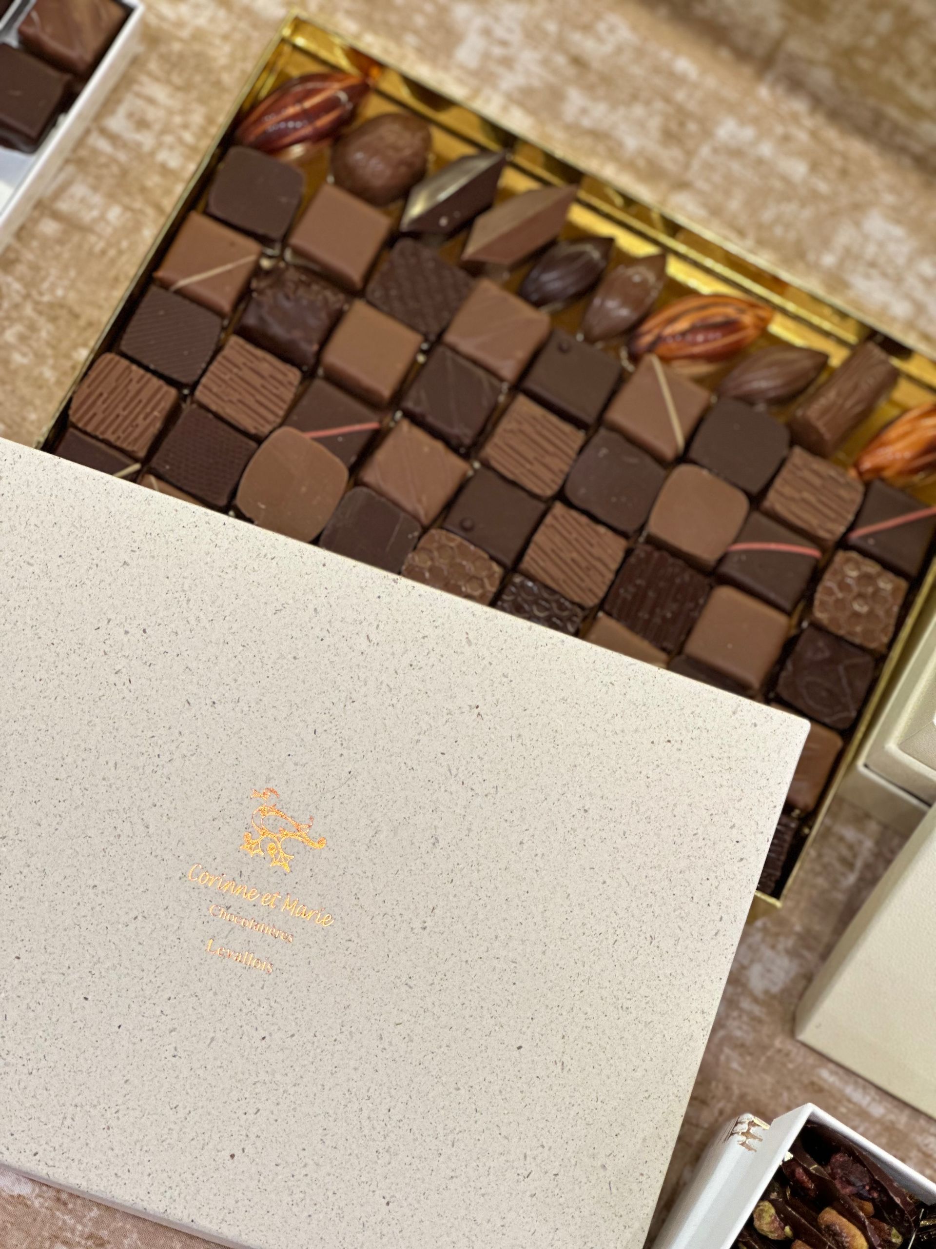 Chocolats assortis dans une boîte à couvercle blanc