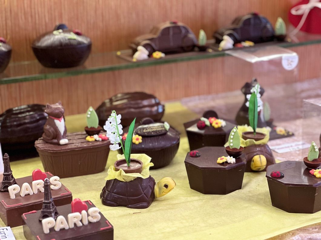 Assortiment de chocolats dans une vitrine de boulangerie.