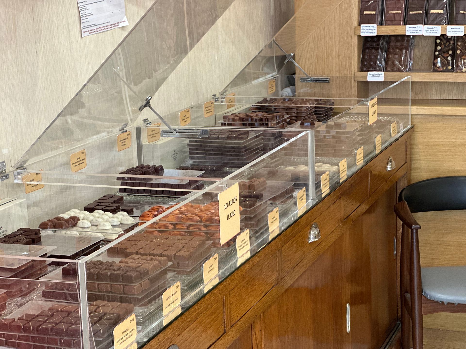 Vitrine présentant une variété de chocolats.