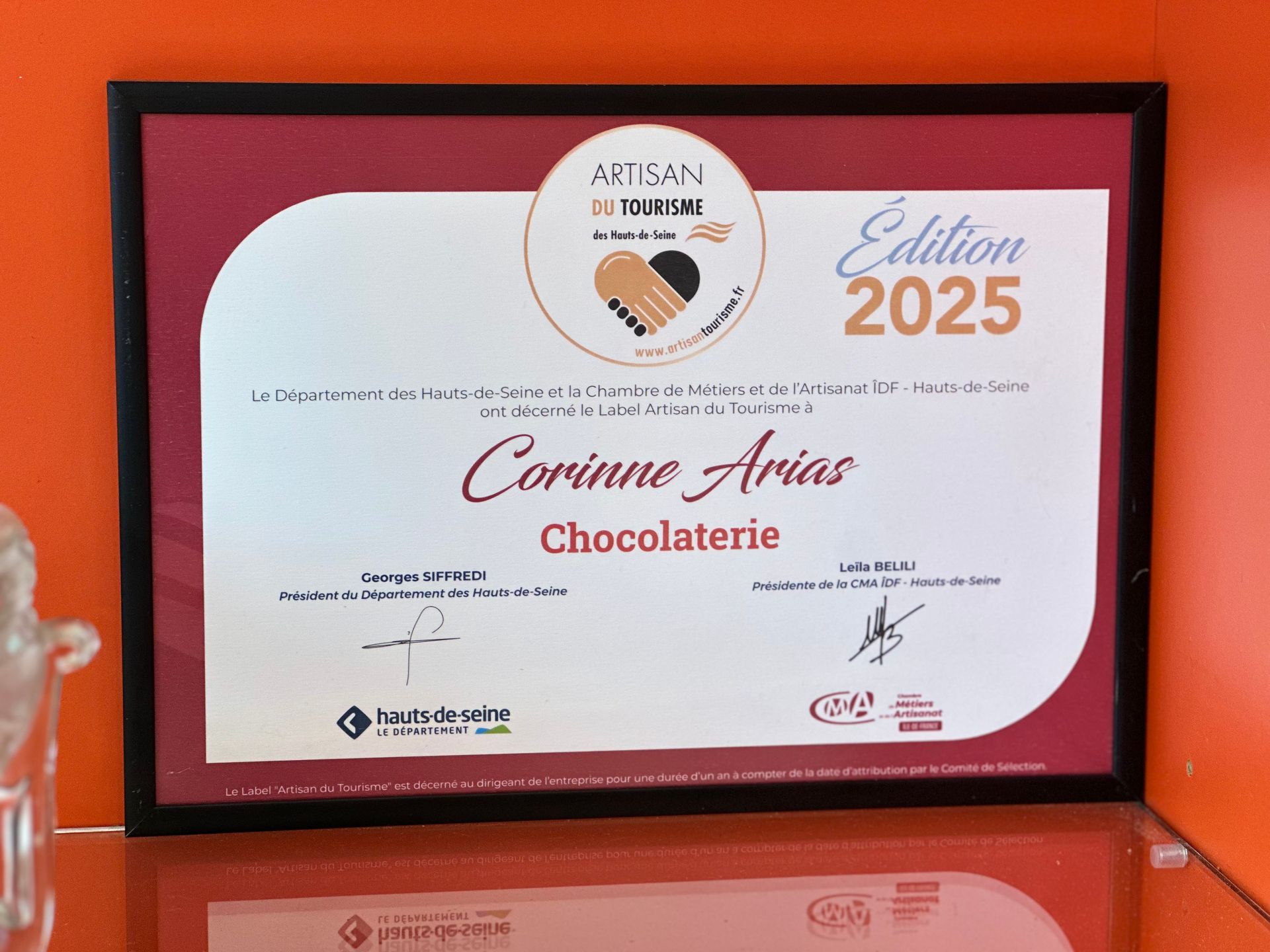 Certification Artisan du Tourisme attribuée à Corinne Arias en 2025.