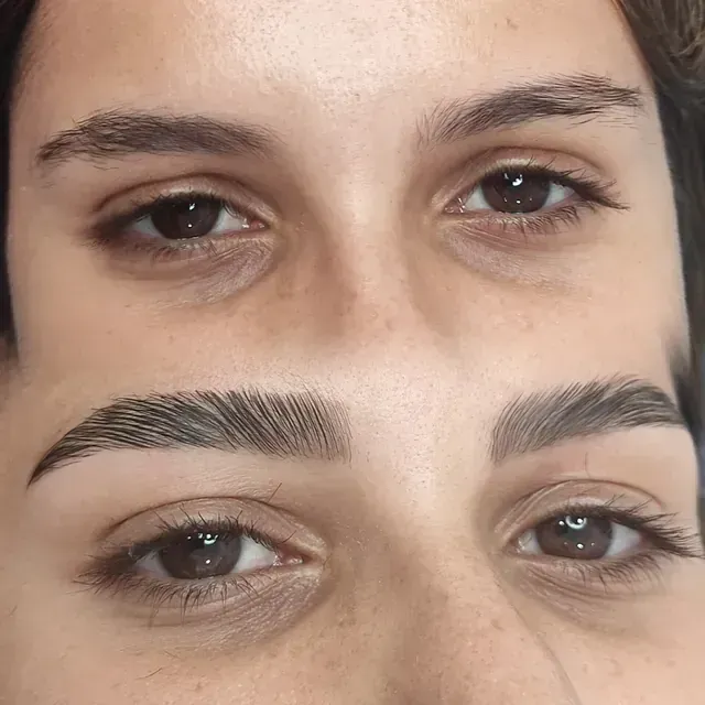 Dos fotografías de cerca de los ojos y las cejas de una persona: antes y después del tratamiento de laminación de cejas.