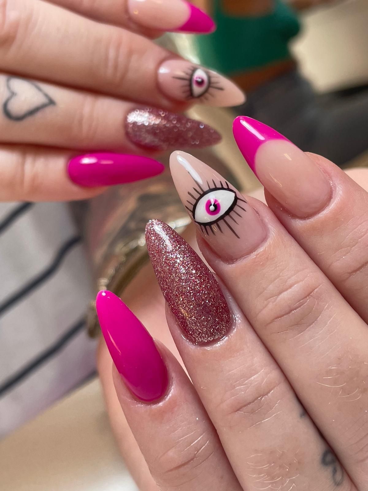 Manos con uñas largas y almendradas. Algunas son de color rosa intenso, otras de color marrón brillante o con diseños en los ojos.