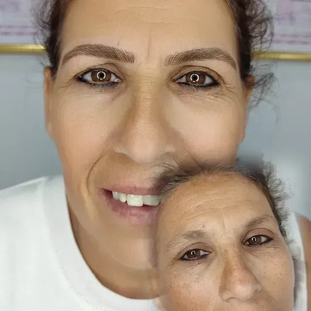 Mujer sonriendo, mostrando el antes y el después del maquillaje. Rostro fresco, cejas más oscuras, delineador de ojos y tez más luminosa.