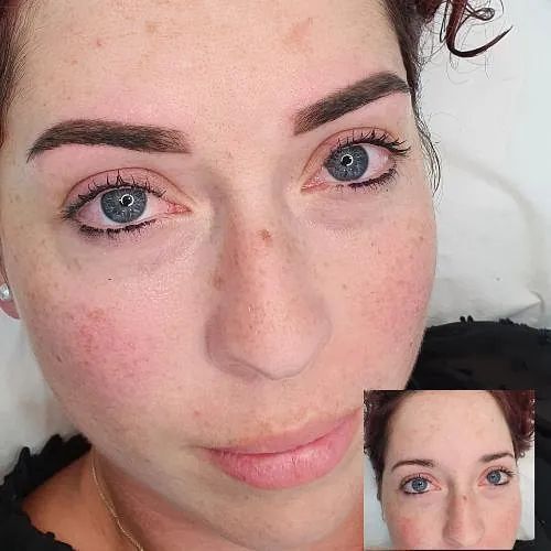 Mujer con nuevos tatuajes de cejas y delineador de ojos, primer plano. Recuadro: Foto de antes, sin maquillaje, misma persona.