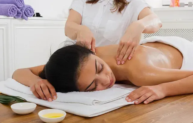 Mujer recibiendo un masaje de espalda en un spa.