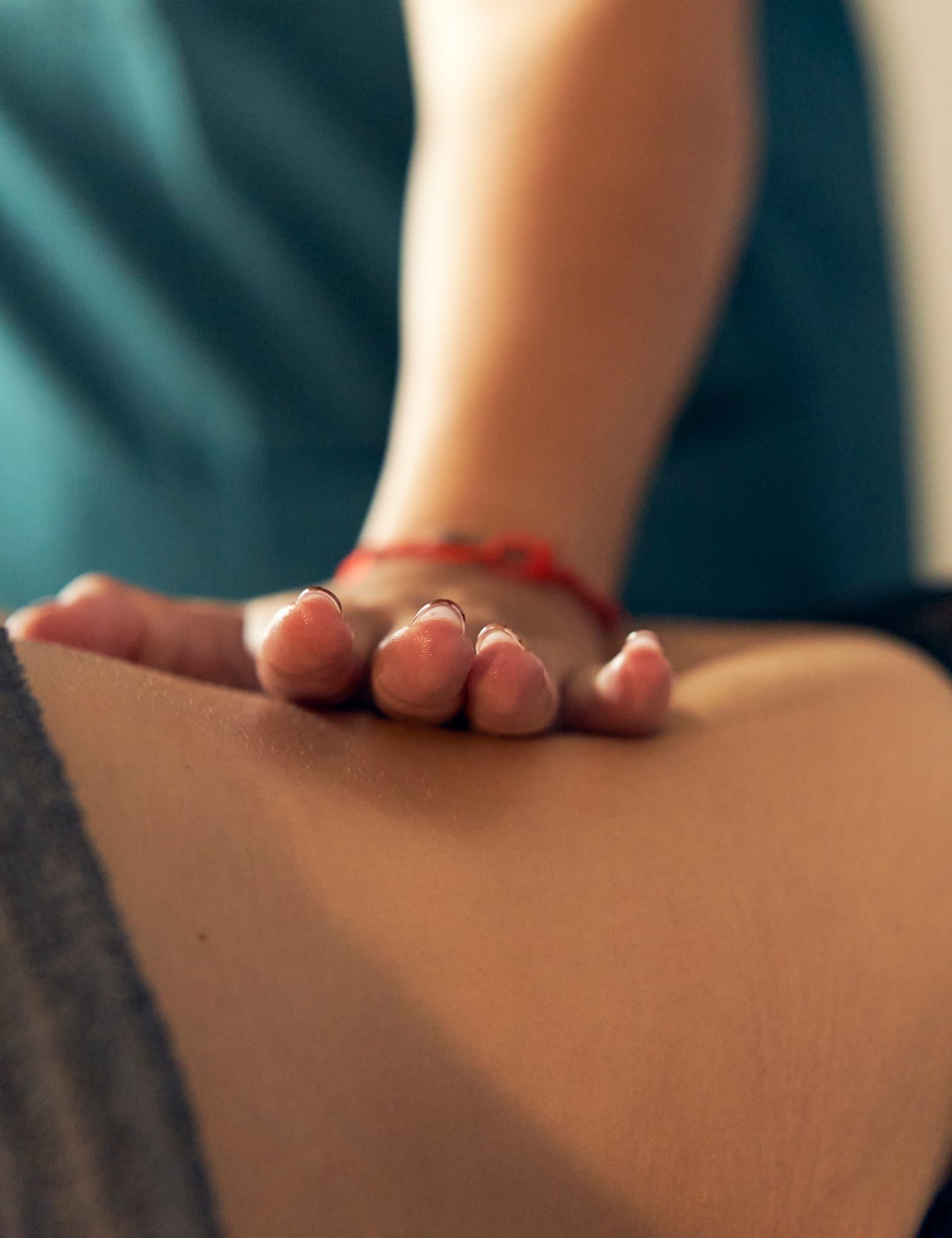 Presión manual sobre el abdomen de una persona, probablemente durante un masaje o un examen.