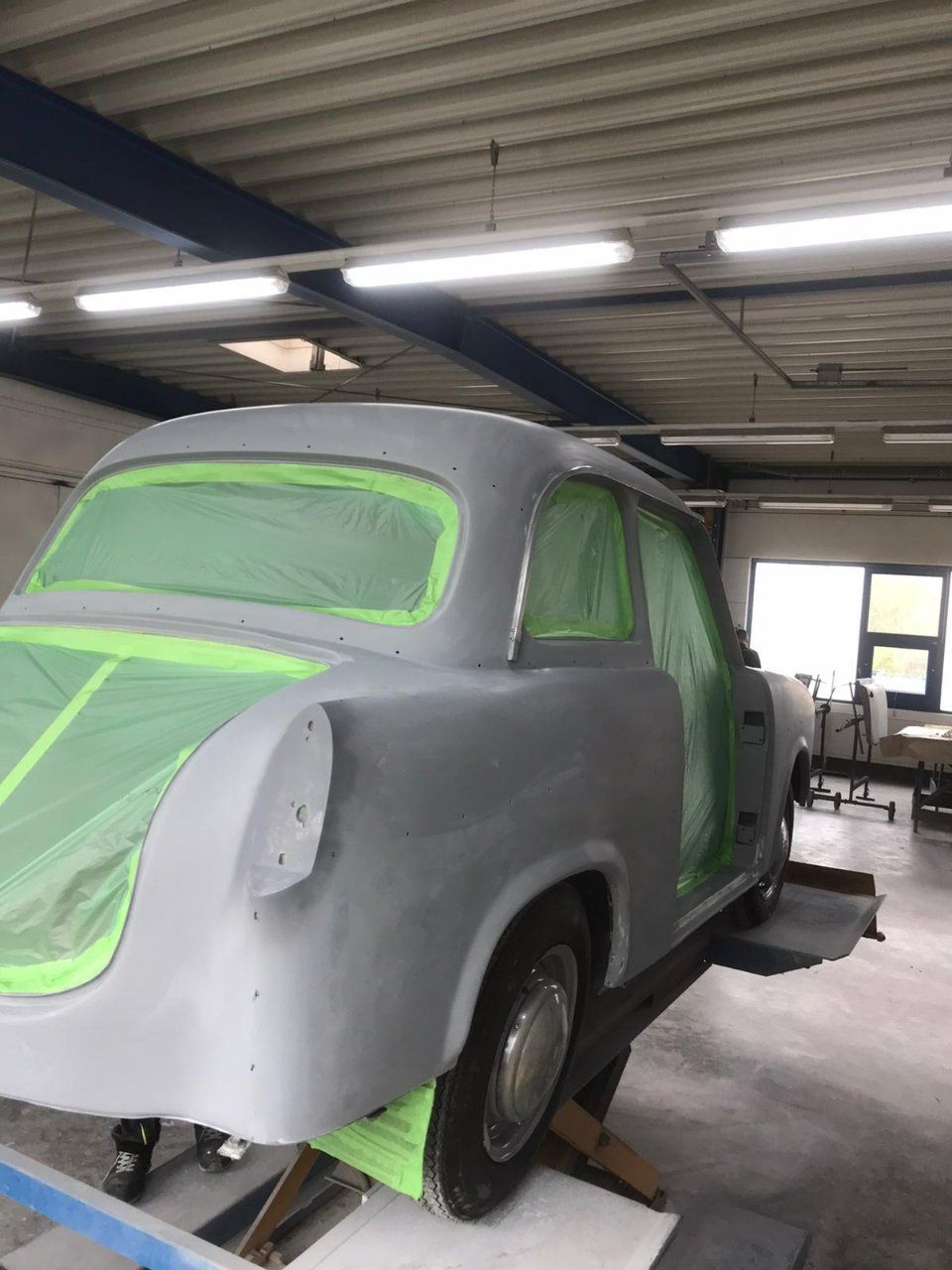 Auto in einer Lackierwerkstatt